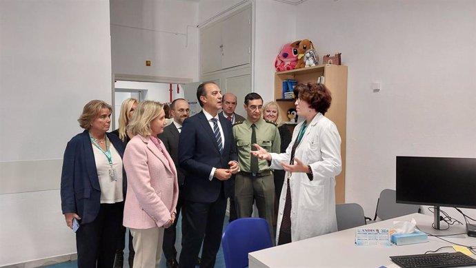 El consejero de Sanidad del Gobierno de Aragón, José Luis Bancalero, visita la nueva unidad de salud mental infanto-juvenil en el Hospital Militar de Zaragoza.