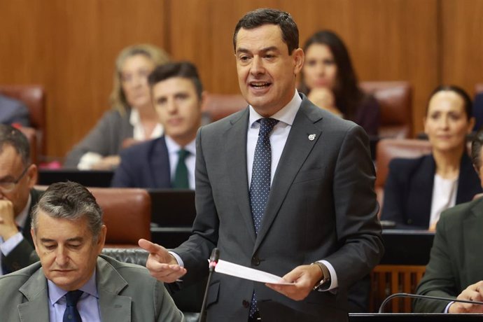 El presidente de la Junta de Andalucía, Juanma Moreno, este jueves en el Pleno del Parlamento.