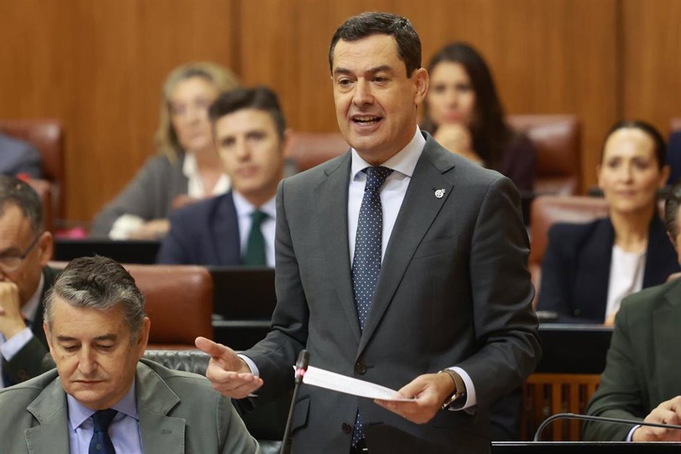 El presidente de la Junta de Andalucía, Juanma Moreno, este jueves en el Pleno del Parlamento.
