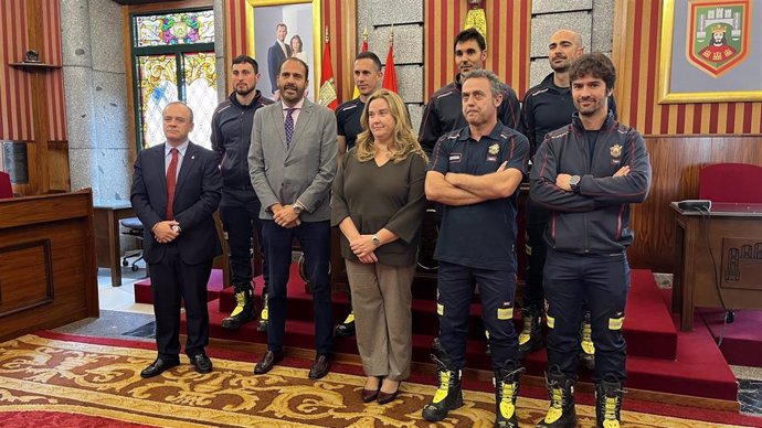 Ayala con los Bomberos que se desplazaron a Valencia.