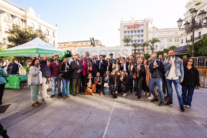 Autoridades y periodistas posan con el bigote contra el cáncer de próstata.