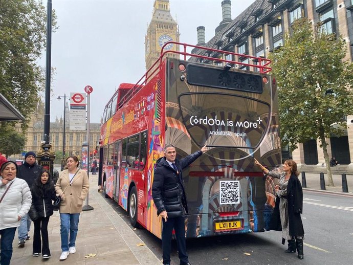 La teniente de alcalde delegada de Turismo, Marián Aguilar, y el director general de City Sightseeing España, Isaac Flores, en el inicio de la campaña turística de Córdoba en el autobús rojo.