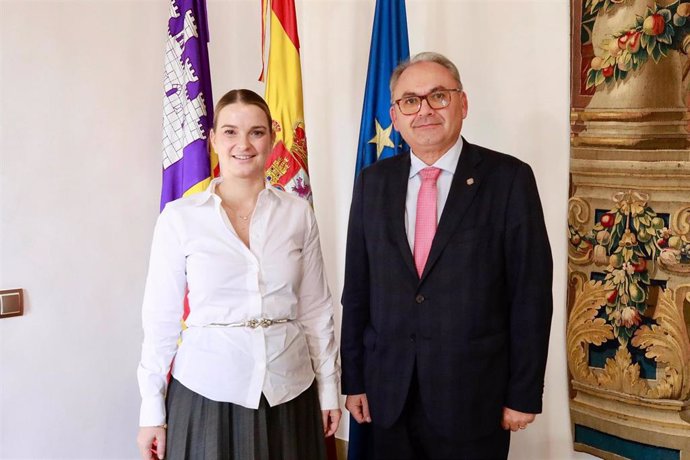 La presidenta del Govern, Marga Prohens, y el alcalde de Muro, Miquel Porquer.