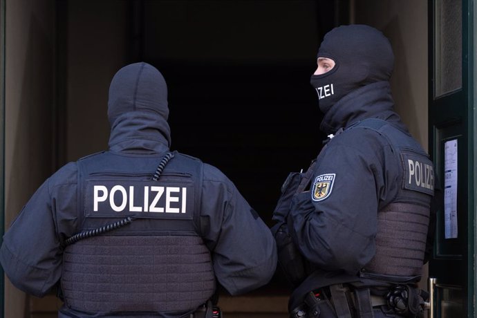 05 November 2024, Saxony, Dresden: Police officers stand in a building entrance in the Cotta district of Dresden during a raid against suspected right-wing extremists. The federal prosecutor's office has arrested eight suspected right-wing terrorists in S