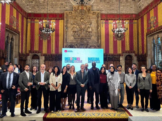 El alcalde de Barcelona, Jaume Collboni, preside la presentación de la campaña 'Veus contra el racisme', en el Saló de Cent del Ayuntamiento.