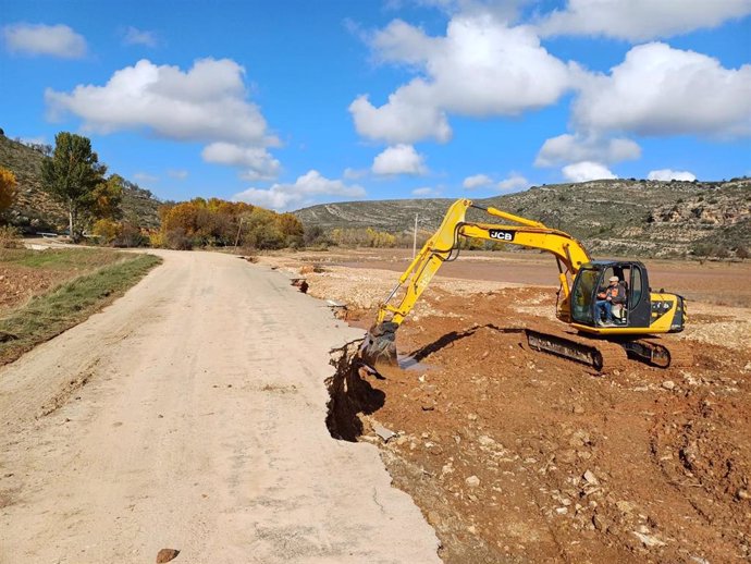 La Diputación de Zaragoza comienza las obras de reparación de la carretera entre Cimballa y Llumes.