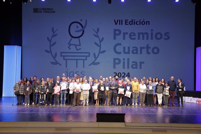 Foto de familia con todos los premiados en la VII edición del Cuarto Pilar.