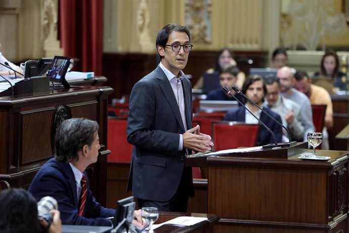 Archivo - El portavoz el PSIB en el Parlament, Iago Negueruela, durante el Debate del Estado de la Comunidad.