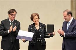 El presidente de la Generalitat, Salvador Illa (izq), y el conseller de Justicia, Ramon Espadaler (dcha) con la magistrada emérita del Tribunal Supremo, Rosa Maria Virolès