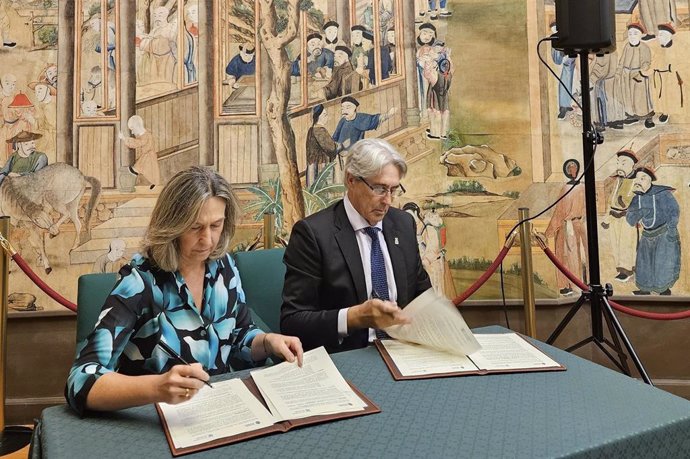 La alcaldesa de Guadalajara, Ana Guarinos, y el rector de la UAH, José Vicente Saz.