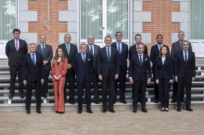 Foto de familia, el Rey Felipe VI (c) posa junto a una representación de la Plataforma Informativa 'Generación de Oportunidades', en el Palacio de la Zarzuela, a 7 de noviembre de 2024, en Madrid (España). La Plataforma Informativa “Generación de Oportuni