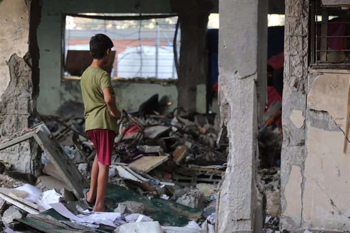 Un niño palestino mira los daños causados por un ataque del Ejército de Israel contra la escuela Rafida, situada en la ciudad de Deir al Balá, en el centro de la Franja de Gaza (archivo)