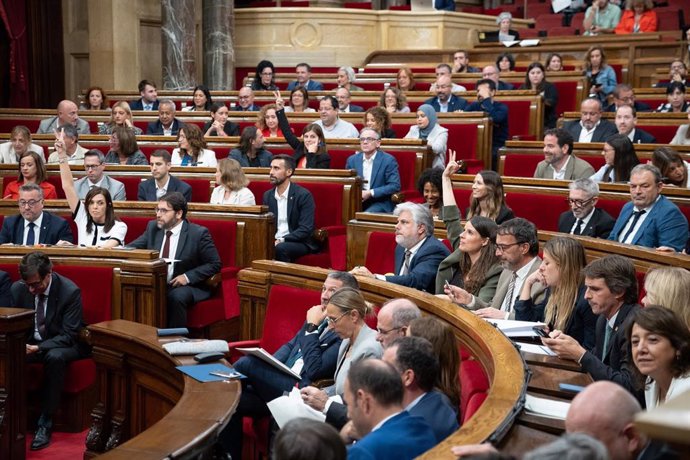 Vista general durante una votación en un debate de Política General en el Parlament de Cataluña, a 10 de octubre de 2024, en Barcelona, Cataluña (España). Este jueves continúa en el Parlament de Cataluña el Pleno en el que el presidente de la Generalitat,