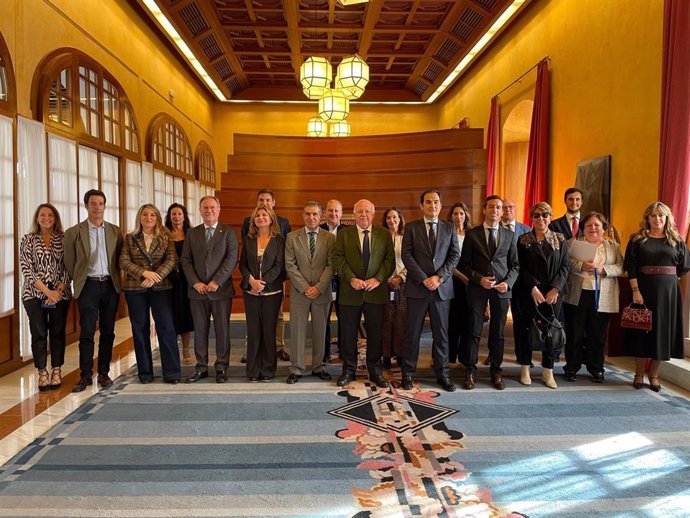 Foto de familia del encuentro en el que participan una docena de jueces y magistrados de Andalucía y a cuya inauguración han asistido el presidente del Parlamento, Jesús Aguirre, y el consejero de Justicia, José Antonio Nieto.