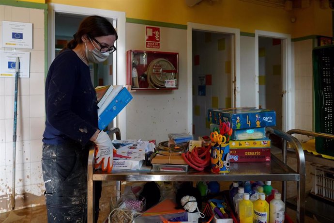 Un trabajadora limpia en un colegio de Sedaví. 