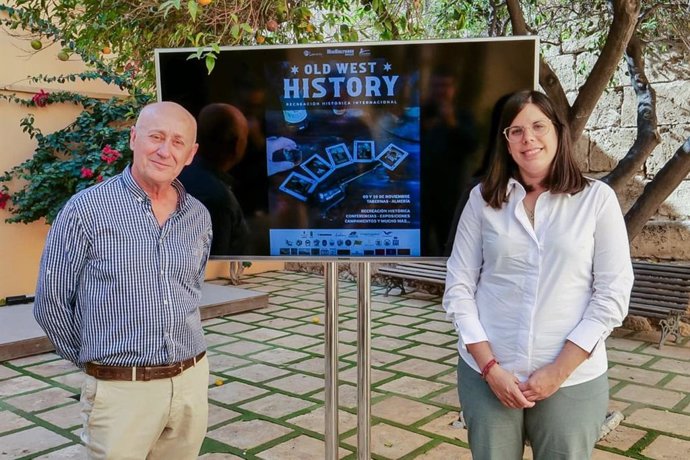 El gerente de Oasys Minihollywood, José María Rodríguez; y la vicepresidenta y diputada de Cultura, Cine e Identidad Almeriense, Almudena Morales.