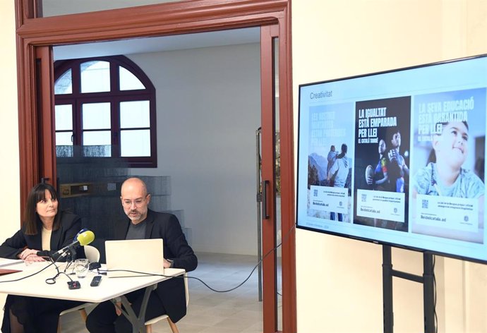 La ministra de Cultura, Juventud y Deportes de Andorra, Mònica Bonell, y el director del departamento de Política Lingüística, Joan Sans, durante la presentación de la campaña