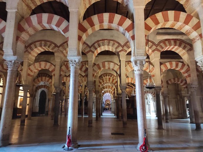 Interior de la Mezquita-Catedral de Córdoba.