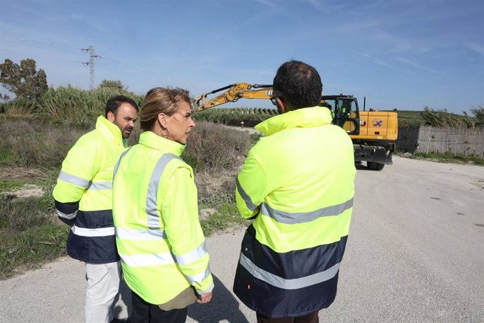 La presidenta de la Diputación, Almudena Martínez, comprobando los trabajos de la carretera CA-4107.