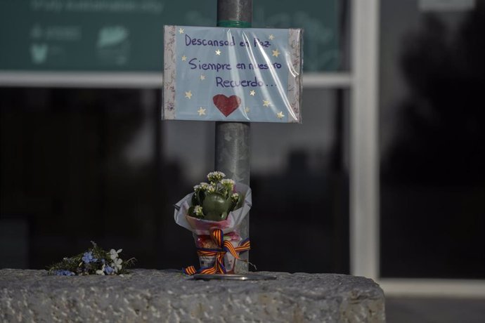 Un cartel y un ramo de flores en honor a los fallecidos por la Dana, en el exterior de la Feria de Valencia