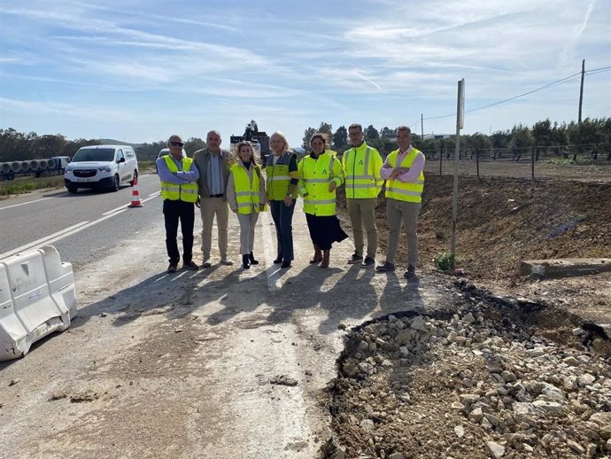 La delegada de la Junta de Andalucía en la provincia de Cádiz, Mercedes Colombo, la delegada territorial de Fomento, Articulación del Territorio y Vivienda, Carmen Sánchez, y el alcalde de Medina Sidonia, José Manuel Ruiz, visitan obras en la A-396