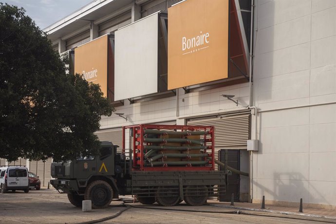 Un camió drena aigua del pàrquing del Centre Comercial de Bonaire, a 5 de novembre de 2024, a València, Comunitat Valenciana (Espanya).