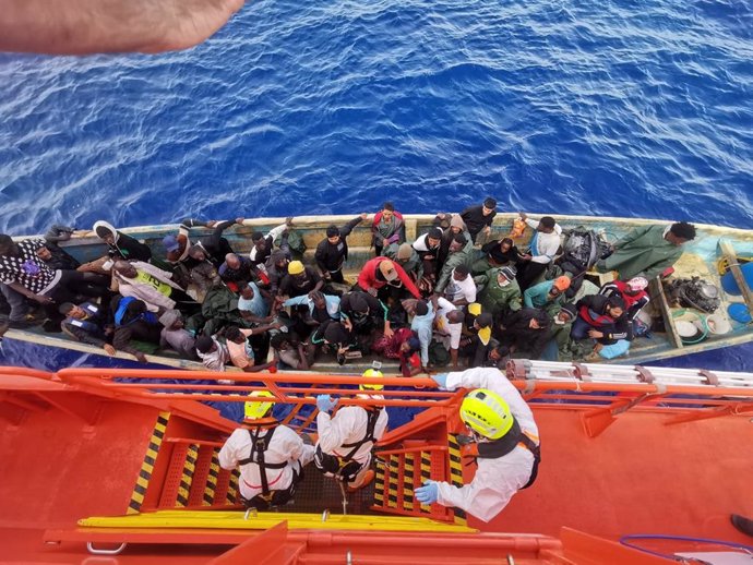 Cayuco rescatado en aguas de El Hierro