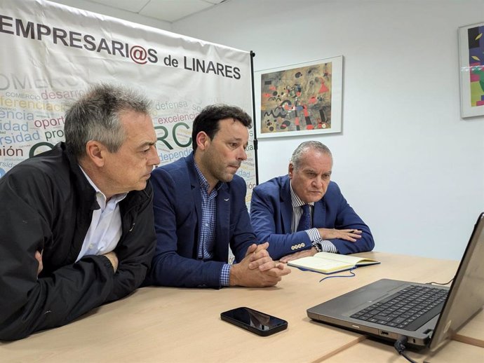 Javier Perales (c), junto a Juan Carlos Hernández y Francisco López, en la reunión telemática con responsables de HR/Action.