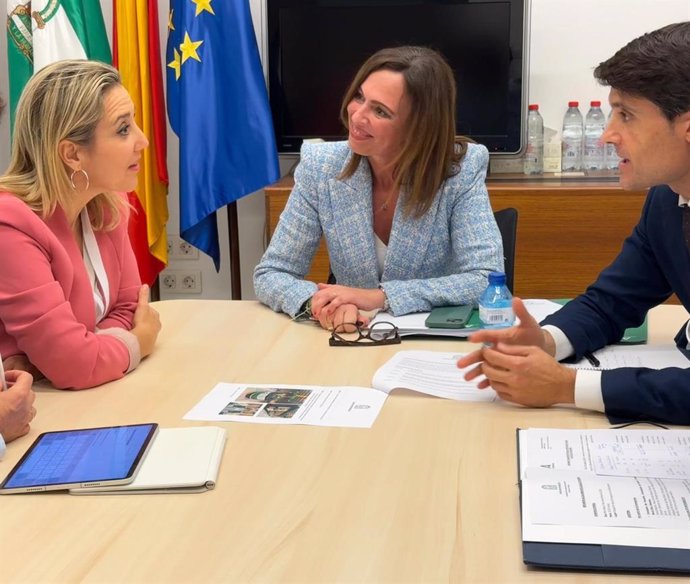 La consejera de Fomento de la Junta de Andalucía, Rocío Díaz; la alcaldesa de Alcalá de Guadaíra Ana Isabel Jiménez y el delegado municipal de Movilidad, David Delgado mantienen un encuentro para las obras de finalización del tranvía