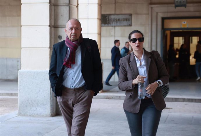 Daniel Rivera y su abogada a su llegada a la Audiencia