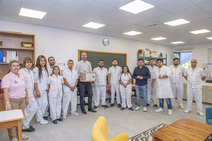 Alumnos de la ADL de Torrelavega envían jabones artesanales con mensajes a los afectados por la DANA