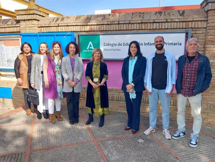 La delegada territorial de Desarrollo Educativo y Formación Profesional de la Junta de Andalucía en la provincia de Cádiz, Isabel Paredes, en una visita al CEIP Gloria Fuertes en Jerez