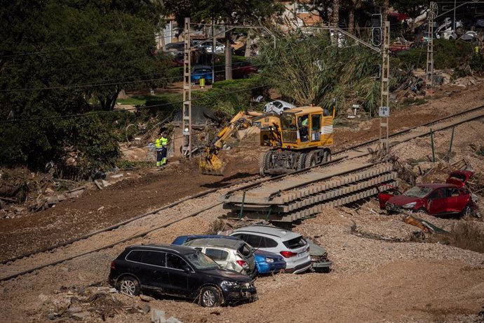 Una máquina trabaja en la reparación de las vías del tren de Alfafar, donde permanecen vehículos apilados tras el paso de la DANA, a 7 de noviembre de 2024, en Alfafar, Valencia, Comunidad Valenciana (España). El Boletín Oficial del Estado (BOE) ha public