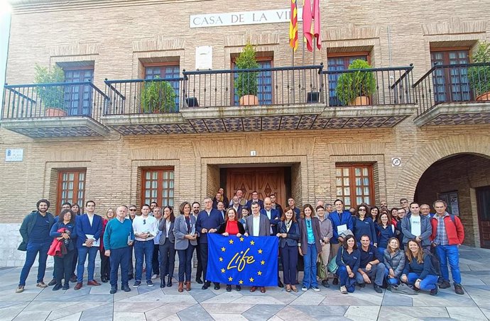 El consejero de MEdioambiente y Turismo del Gobierno de Aragón, Manuel Blasco, ha supervisado este jueves la ejecucion de los fondos del proyecto LIFE Ebro Resiliencie para mitigar los efectos de las inundaciones en el tramo medio del Ebro.