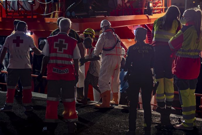 Archivo - Migrantes llegan a bordo de la Guardamar Calliope al puerto de La Restinga tras ser rescatados, a 20 de septiembre de 2024, en El Hierro, Canarias (España). 