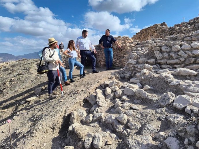 El delegado territorial de la Consejería de Cultura y Deporte de la Junta en Almería, Juan José Alonso, durante las excavaciones en el yacimiento arqueológico de los Millares (Almería).