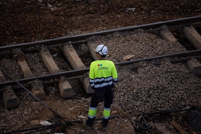 Un operario trabaja en la reparación de las vías del tren de Alfafar, tras el paso de la DANA, a 7 de noviembre de 2024, en Alfafar, Valencia, Comunidad Valenciana (España). 