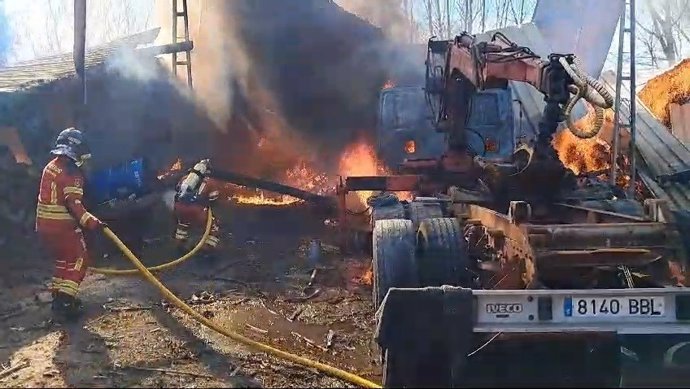 Efectivos de Bomberos de Ponferrada trabajando en la extinción del fuego.