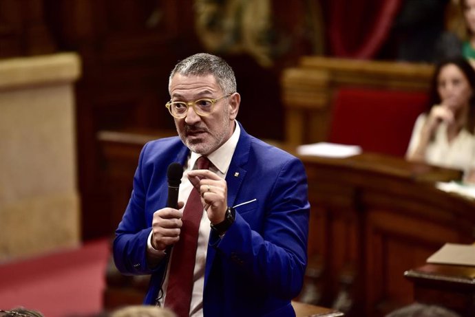 El conseller de Empresa y Trabajo, Miquel Sàmper, durante la sesión de control al Govern en el pleno del Parlament