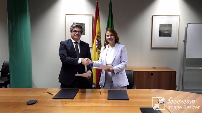 Daniel Martínez, vicepresidente ejecutivo de Ifema Madrid, y María Elena Hurtado, directora general de Expo Guadalajara, durante la firma de la alianza