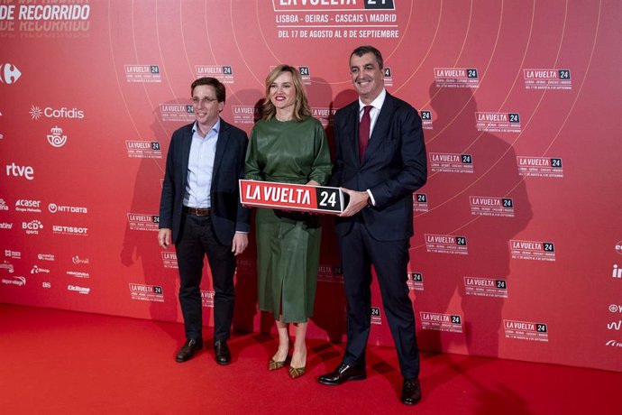 Archivo - Javier Guillén junto a Pilar Alegría y José Luis Martínez-Almeida en la presentación de La Vuelta 2024