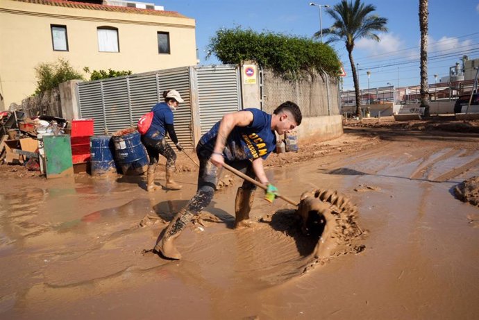 Un grupo de 200 voluntarios de la UCAM han ido a Valencia para ayudar a los afectados por la DANA