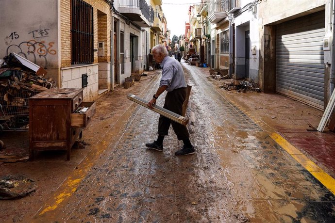 Un hombre pasea entre los estragos de la DANA, a 5 de noviembre de 2024, en Sedavi, Valencia, Comunidad Valenciana (España). 