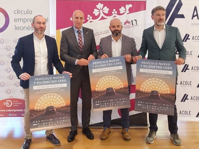 El alcalde de León posa junto a los organizadores del VII Salón del Vehículo Acole-CEL.