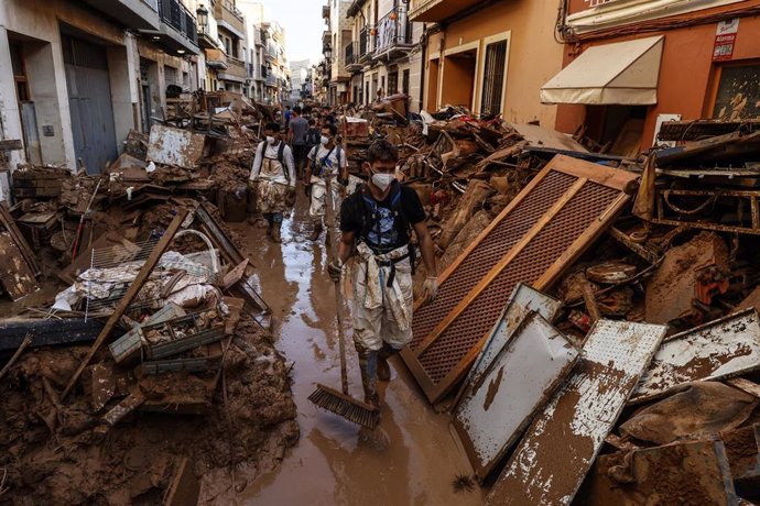 Varios voluntarios continúan la limpieza de las calles de Paiporta,