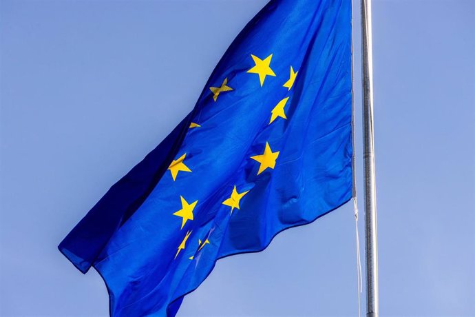 Archivo - FILED - 05 October 2022, France, Strasbourg: The flag of the European Union flies in front of the European Parliament building in Strasbourg. Photo: Philipp von Ditfurth/Deutsche Presse-Agentur GmbH/dpa