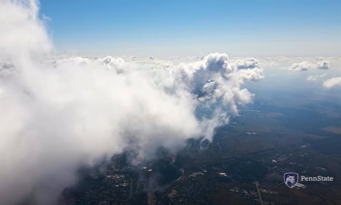 Los microplásticos actúan como particulas que facilitan la formación de cristales de hielo en las nubes.