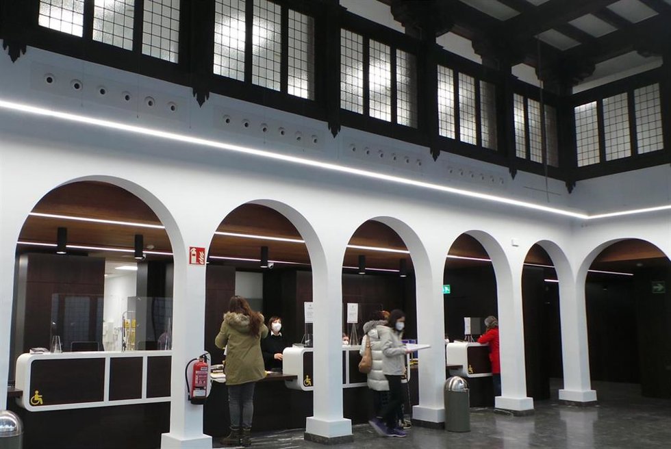 Archivo - La oficina principal de Correos en Vitoria-Gasteiz