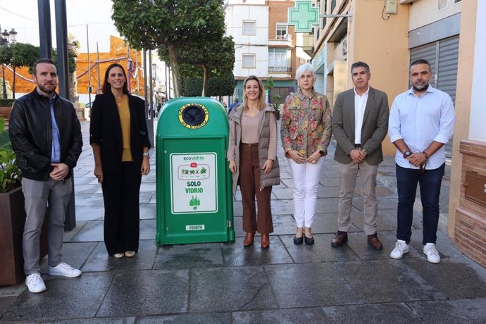 El Ayuntamiento de Alcalá de Guadaíra impulsa el reciclaje de vidrio en zonas de difícil acceso con la recogida puerta a puerta.