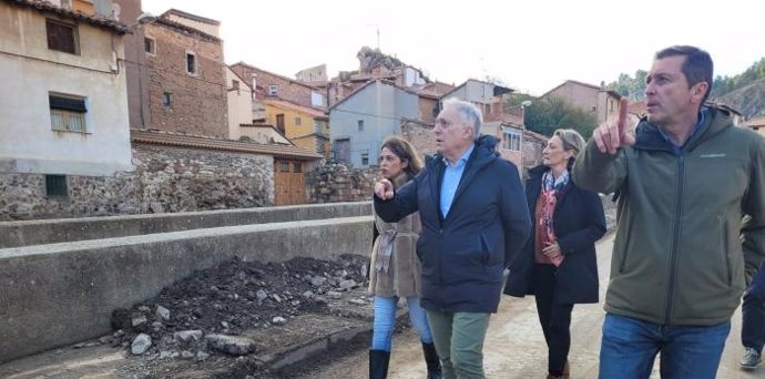 El consejero de Fomento, Octavio López, ha comprobado los daños de la DANA en Montalbán, junto a su alcalde, la directora general de Administración Local, Marina Sevilla, y la directora gerente de SVA, Inmaculada Aured.